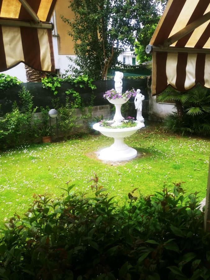 Hotel Villa Claudio Marina di Massa Exterior photo